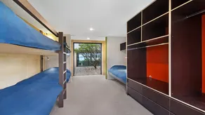 Beachfront accommodation, stroll to shops - Image 5