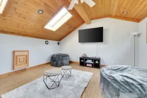 Large Lakefront-Dock! 2 Ensuites with Jetted Tubs! - Image 2