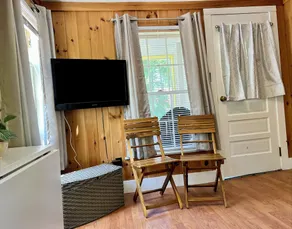 Lake Winnie Waterfront cottage w/ sandy beach, short walk to best spots in town! - Image 2