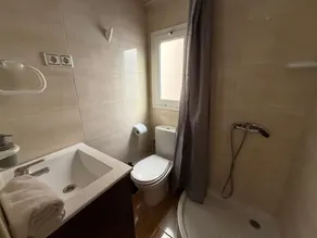TARRADELLAS_3, PARA 14 PERSONAS, muy cerca Estació de Sants, llegada tren aeropuerto, muy bien comunicado y rodeado de comercios y restaurants - Image 2