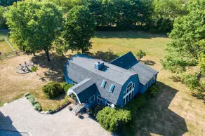 Luxurious farmhouse with breathtaking views on sprawling 14-acre farm - Image 5
