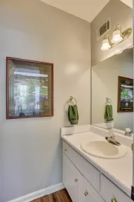 2 Story Townhome off Washington.  Open floor plan. - Image 5