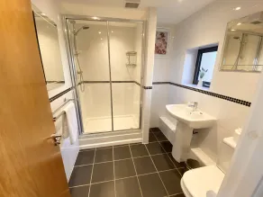 Luxury apartment overlooking Oxford Castle. - Image 3