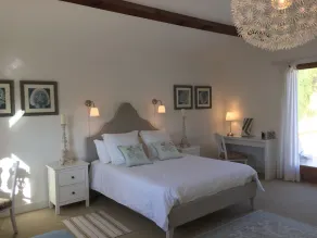 Villa de lujo con piscina privada, tranquila, antigua villa vinícola, cerca del mar. - Image 2