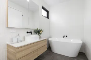 541 - 3 Bedroom Townhouse - Centrally Located- Free Parking - Free WIFI - Image 2
