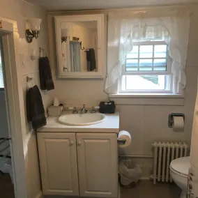 Historic 2-bedroom upstairs apartment close to beaches, town and vineyards. - Image 5