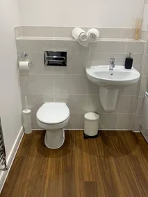 Spectacularly furnished two bed flat with balcony - Image 4