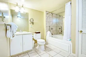 Wyndham Newport Onshore|2BR/2BA Balcony King Suite - Image 5