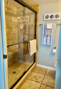 Cozy & Cheerful Oceanfront 2-bedroom condo w/ pool - Image 4