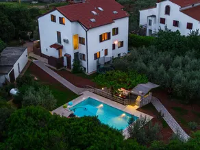 Family friendly, private pool parking, large garden, barbecue,  - Image 5