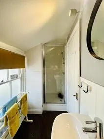 Maison-Vue sur la cour-Salle de bain privée - Image 3
