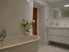 LAKESIDE, pet friendly, luxury holiday cottage in Millbrook - Image 2