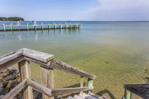 Unique 2-bedroom waterfront cottage - Image 2