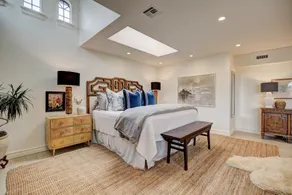 Historic Villa🚶1 min from Lake Hefner🏊 Hot Tub 🎱Pool Table🐶Friendly🎣Fishing - Image 5