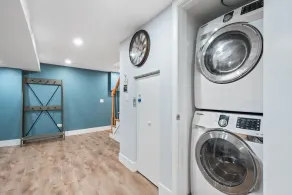 Modern, 2-bedroom apt., 15 minute drive to Lake Michigan, FREE parking spot. - Image 3