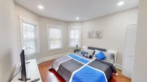 15 minutes to Fenway Park! Family-sized unit offers free parking. - Image 5