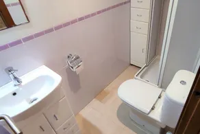 Cet appartement spacieux et charmant vous permet de passer des moments inoubliables avec vos proches. Sa spectaculaire terrasse de 28 mètres carrés est l'endroit idéal pour se détendre et profiter du climat méditerranéen en compagnie de la famille - Image 3
