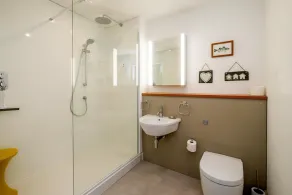 Regatta - sleeps 2 guests  in 1 bedroom - Image 2