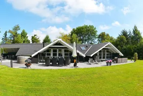 Bright Cottage with Hot Tub - Image 4