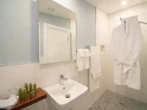Luxury Villa Six Suites Private Path to Sea - Image 5