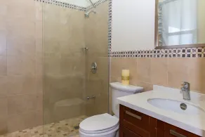 Kinsgton Modern Duplex Apartment with Pool - Image 2