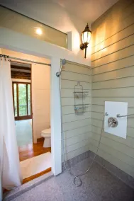 Tranquil Treehouse Cottage, King Bed, River View - Image 3