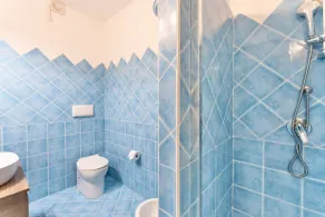 Two-room apartment of approximately 28 m2, located on the ground floor or first floor with sea view, composed of a living room with kitchenette, double sofa bed, double bedroom (joinable single beds), bathroom, balcony or veranda. Some apartments may hav - Image 4