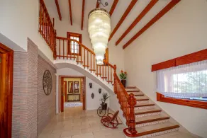 Spectacular villa with pool and private tennis court150 meters from the sea - Image 2