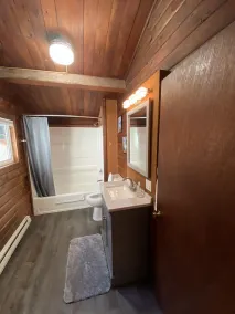 Cabine confortable sur la rivière Sol Duc pour quatre personnes. Cuisine entièrement fournie et linge. - Image 3
