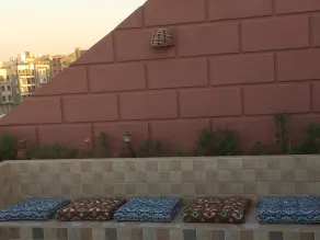 Apartamento familiar com 2 quartos e um terraço com vista para um jardim. - Image 3