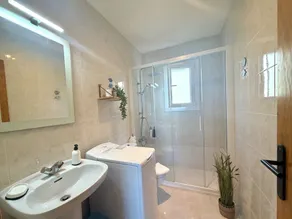 Beachfront Apartment with Stunning Sea Views - Image 3
