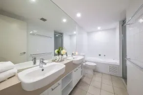 Epitome of luxury - absolute waterfront penthouse - Image 2