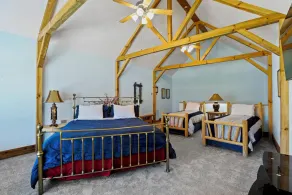 70\" TV, pool table, darts, 10 minutes from Wildlife Boat Ramp + Board & Batten - Image 5