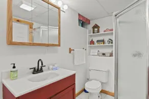 NYTT LISTNING! Lakefront stuga med vackert loft, spelrum, utsikt, privat brygga - Image 4