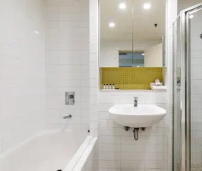 Glenelg Oasis, Pool, Gym, Spa & Sauna, Free Parking, City Views - Image 4