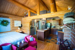 Gemütliches Blockhaus mit Kingsize-Bett, Küche, Clawfoot Tub, Badezimmer, Rasen & Deck! - Image 3