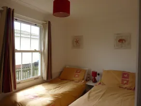 Delightful three bed property with lovely garden  a short drive to local beaches - Image 5