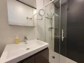 Luxury cottage with shared pool next to lake - Image 3