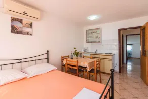 Holiday apartment with balcony and air conditioning - Image 5