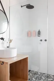Spacious renovated cottage with pool - Image 3
