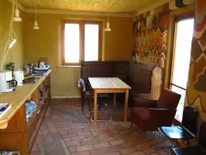 5 camere piccole - e una grande cucina per tutti - casa \"Lehmkloster\" nel giardino Wangeliner con 5 camere singole - Image 2