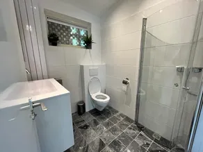 Renovated, Detached Luxury Bungalow - Image 2