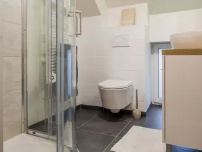 Gîte familial rénové près du Canal de Nantes avec jardin, terrasse, wifi et chambres mansardées - Image 3