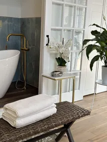 1 Bedroom English Country Suite with Soaking Tub and Pool By NYC train - Image 3