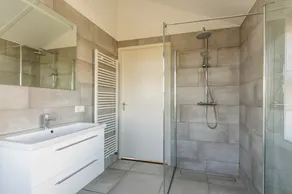 Esta casa isolada da ilha tem uma aparência moderna. A sala de estar está no piso térreo. No g - Image 3