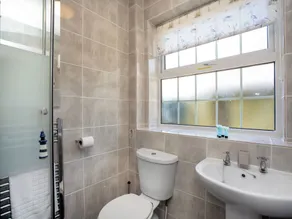 2 bedroom accommodation in Looe - Image 3