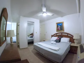 Apartamento Frente a la playa en Joyuda con Piscina & Cancha de Baloncesto - Image 4