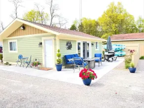 Quaint 2 bedroom cottage at Bass Lake-paddle boards, kayaks, private ramp, bikes - Image 5