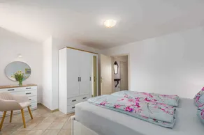 Holiday apartment with sea view and pool - Image 3