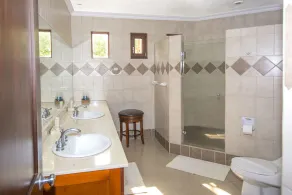 Macaw #18 - Beach access penthouse - safe location, surfing, walking trails - Image 2